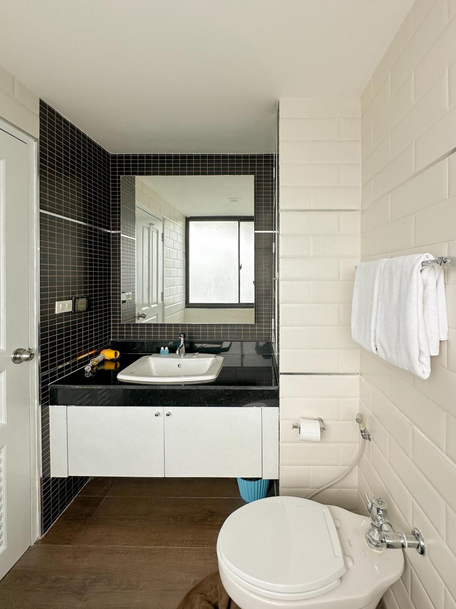 Nantiruj Tower - นันทิรุจ ทาวเวอร์ เซอร์วิสอพาร์ทเม้นท์ สุขุมวิท ซอย 8 Apartment Bangkok Phòng bức ảnh