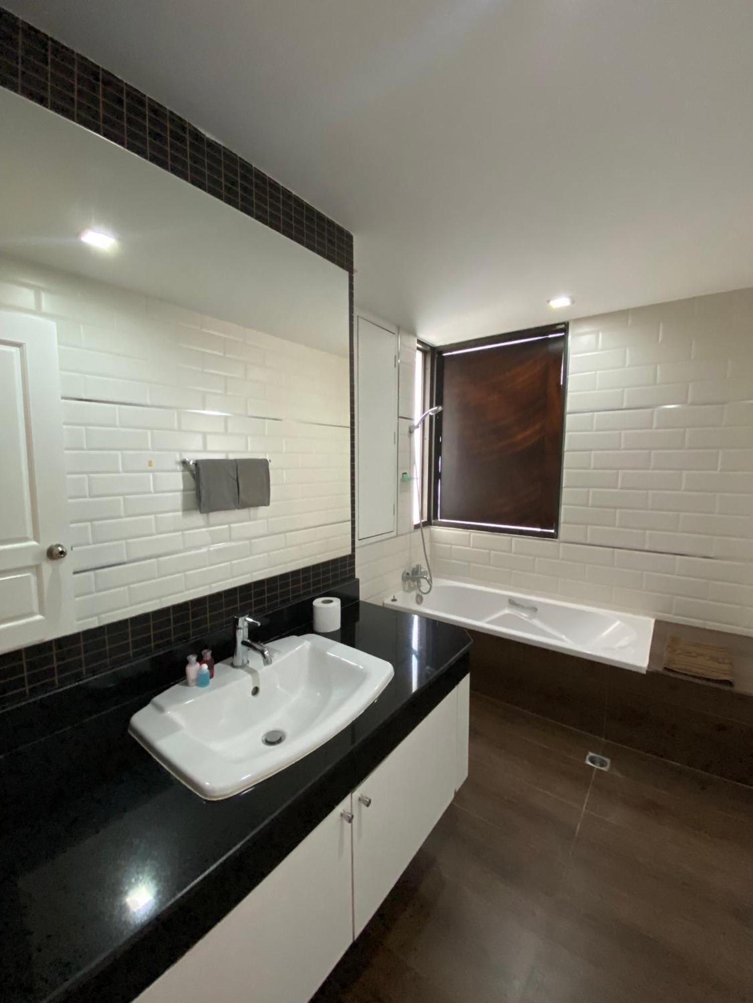 Nantiruj Tower - นันทิรุจ ทาวเวอร์ เซอร์วิสอพาร์ทเม้นท์ สุขุมวิท ซอย 8 Apartment Bangkok Phòng bức ảnh
